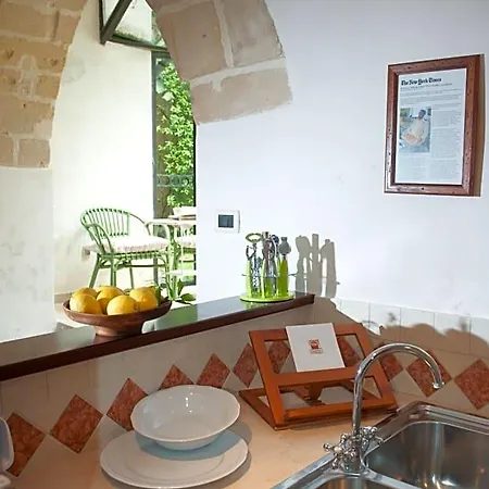 Casa D'artista & Garden Bed & Breakfast 4*